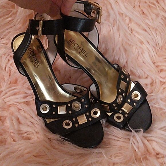 🔥MICHEAL KORS🔥 BLACK LEATHER GOLD STUDDED LOGO  HEELS W/ ANKLE STRAP SIZE 7 - Picture 1 of 11